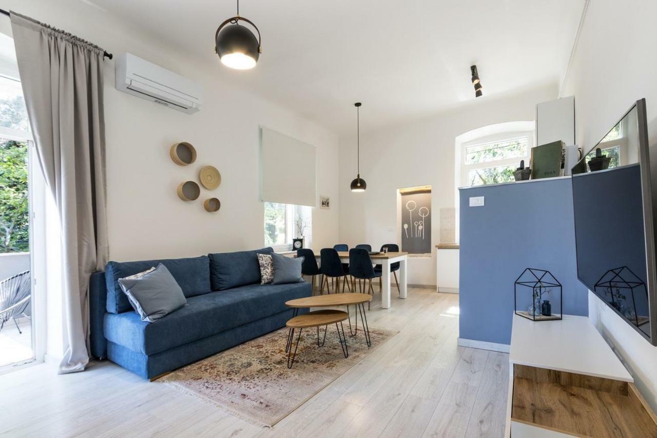 *** Lounge Terrace With The Harbour View / Centre ***